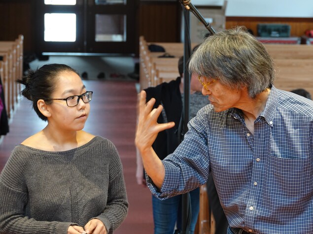 La jeune fille regarde attentivement Kent Nagano. La jeune fille regarde attentivement Kent Nagano.