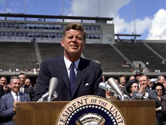Le président John F. Kennedy s'adresse à la foule venue l'entendre le 12 septembre 1962. Le président John F. Kennedy s'adresse à la foule venue l'entendre le 12 septembre 1962.