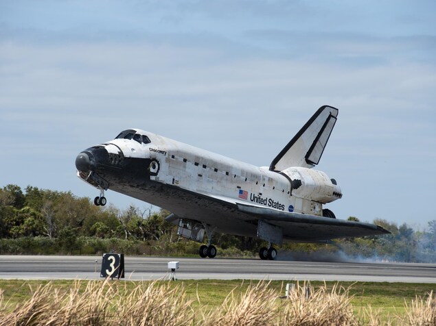 La navette Discovery lors de son retour sur Terre lors du retour de la mission STS-133. La navette Discovery lors de son retour sur Terre lors du retour de la mission STS-133.