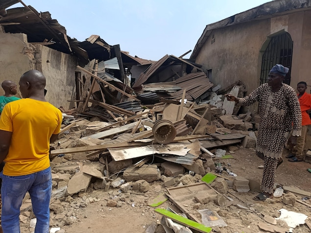 Des résidents inspectent les dommages des frappes américaines contre leur logement dans le village d'Offra au Nigeria, le 25 décembre 2025.