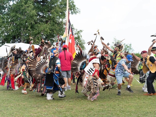 Des personnes dansent durant un pow-wow.