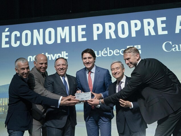 Justin Trudeau et François Legault posent avec Paolo Cerruti, Pierre Fitzgibbon, François-Philippe Champagne et Peter Carlsson.