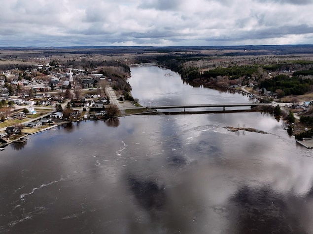 Un pont traverse le lac Témiscamingue.