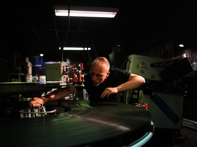 Tomas Vysinsky prépare une copie IMAX 70 mm du film « L’Odyssée » de Christopher Nolan pour une projection à Prague, en République tchèque, le lundi 27 juillet 2026.