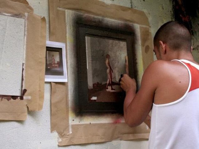 L'artiste Julio Anaya Cabanding au travail. L'artiste Julio Anaya Cabanding au travail.