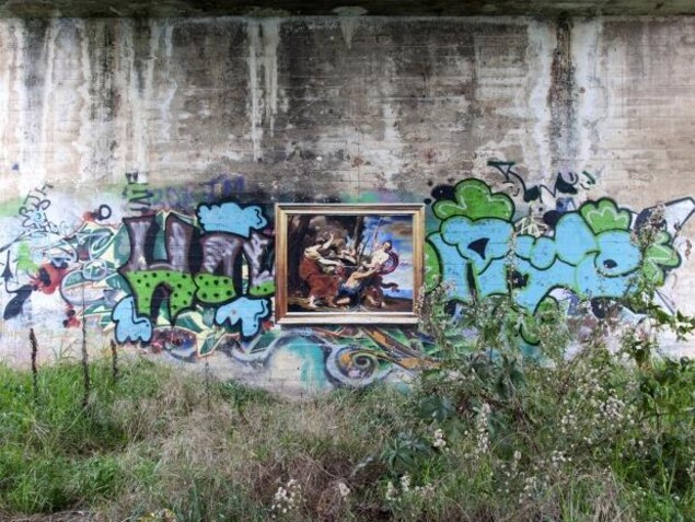 Une oeuvre de Julio Anaya Cabanding sous un pont. Une oeuvre de Julio Anaya Cabanding sous un pont.