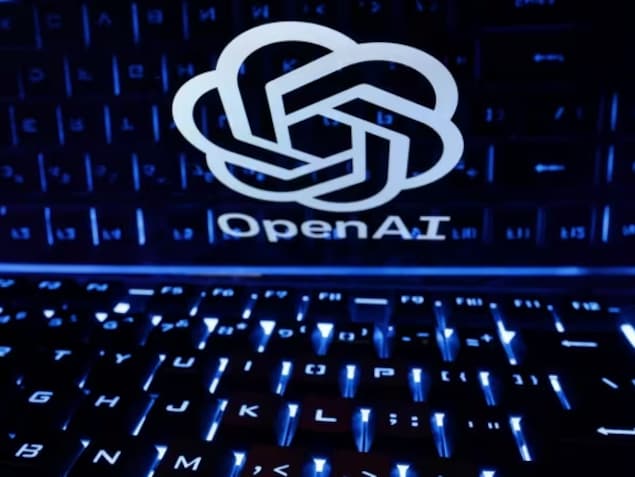 Ang logo ng OpenAI sa isang screen at ang makikita na keyboard.