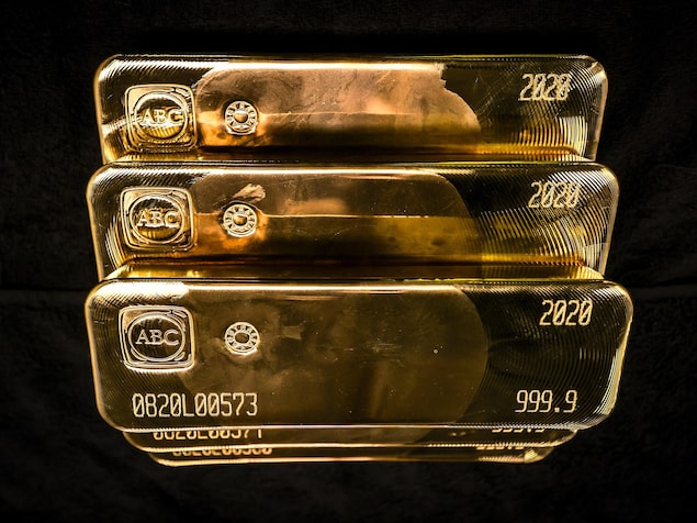 Plusieurs lingots d'or empilés.