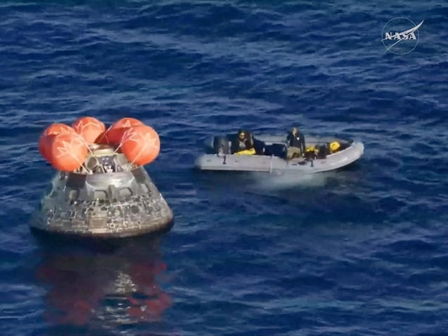 L'équipe de la NASA approche la capsule Orion.