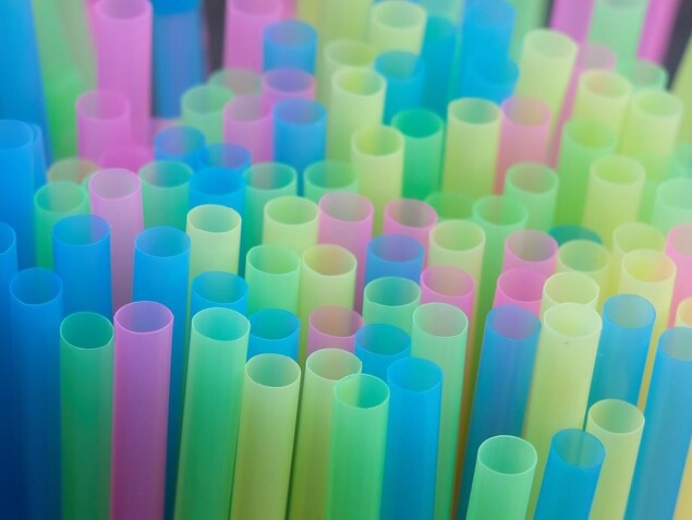 Des pailles en plastique multicolores. Des pailles en plastique multicolores.