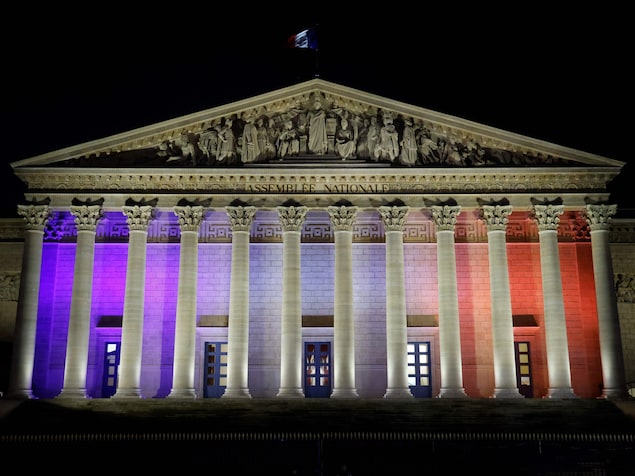 Le palais Bourbon de nuit, éclairé avec les couleurs du drapeau français.
