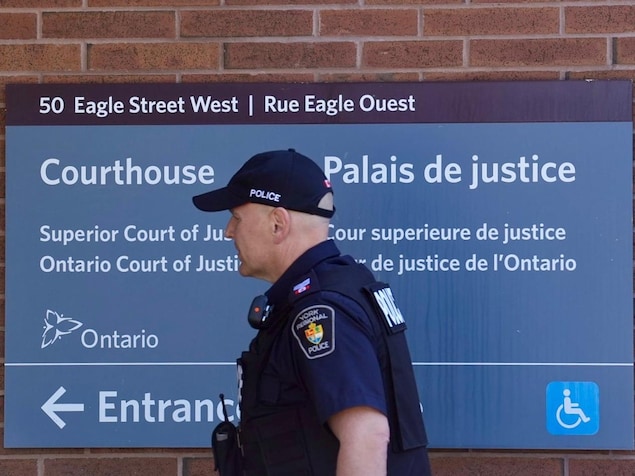 Un policier entre au palais de justice de Newmarket (Ontario) le 29 mai 2026.