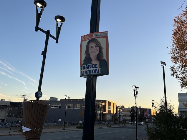 Un pancarte électorale de France Marion de Québec solidaire sur la rue Perreault, à Rouyn-Noranda.