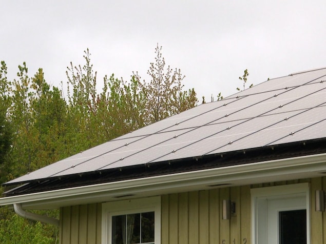 Des panneaux solaires sur le toit. 