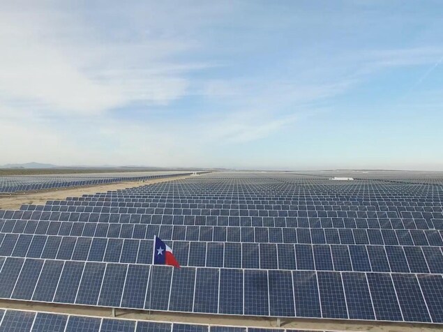 Des panneaux solaires à perte de vue. Des panneaux solaires à perte de vue.