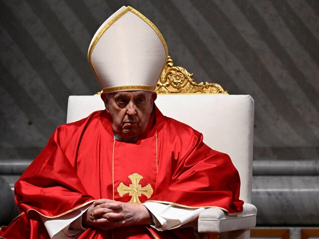 Le pape François préside l'office de la Passion du Seigneur du Vendredi saint dans la basilique Saint-Pierre au Vatican, le 29 mars 2024.