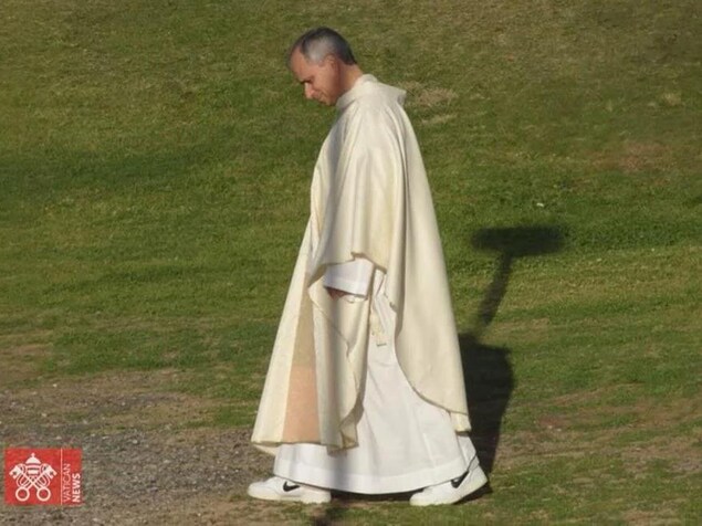 Le pape Léon XIV marche sur le gazon avec des souliers Nike blancs. L'image est tirée de la bande-annonce Leone a Roma publiée le 6 mai 2026.