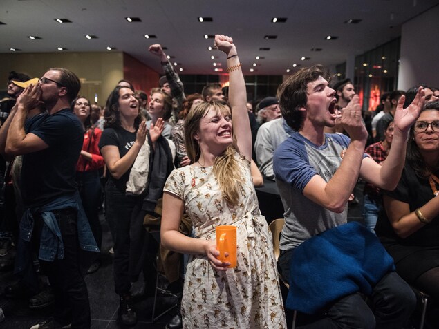 Des jeunes militants lèvent le poing et applaudissent. Des jeunes militants lèvent le poing et applaudissent.