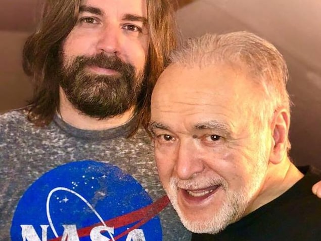 Patrick Zabé en compagnie du réalisateur et musicien de Québec Daniel Moisan. Deux hommes, un homme dans la quarantaine et un homme de 77 ans. Patrick Zabé en compagnie du réalisateur et musicien de Québec Daniel Moisan. Deux hommes, un homme dans la quarantaine et un homme de 77 ans.