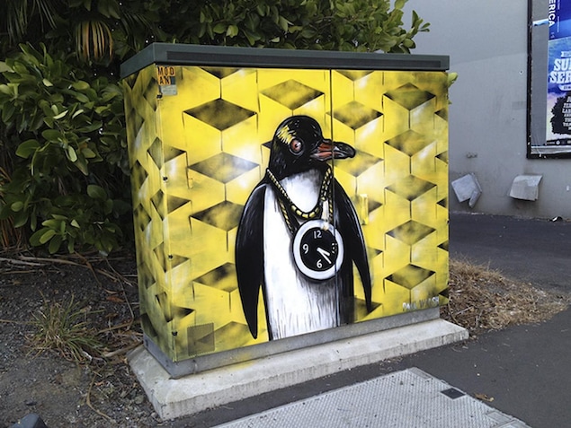 Une oeuvre de l'artiste néo-zélandais Paul Walsh, originaire de la ville de Rotorua. Une oeuvre de l'artiste néo-zélandais Paul Walsh, originaire de la ville de Rotorua.
