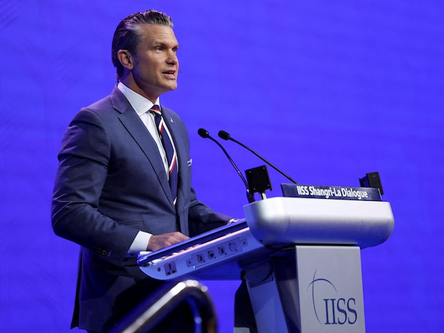 Le secrétaire à la Défense des États-Unis, Pete Hegseth, derrière un podium.