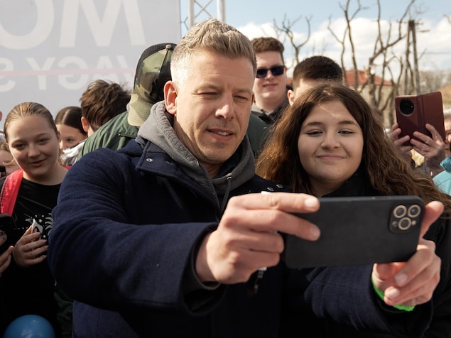 Peter Magyar, leader du Tisza, entouré de sympathisants.