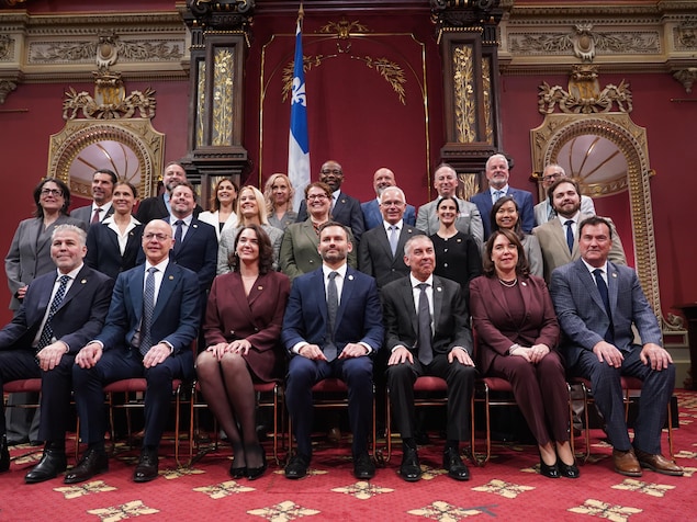 Le nouveau Cabinet pose pour une photo de famille.