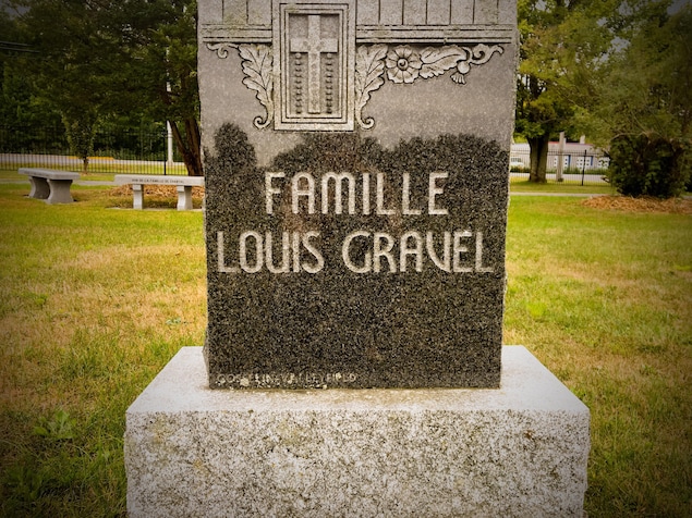 Sur la pierre tombale, on peut lire : « Famille Louis Gravel ». Sur la pierre tombale, on peut lire : « Famille Louis Gravel ».