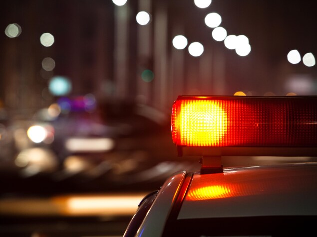 Un véhicule de police la nuit