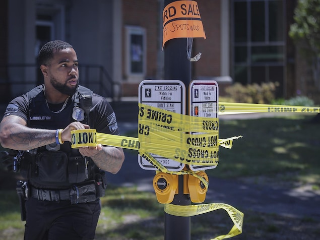 Un policier de la ville de Memphis installe un ruban pour protéger une scène de crime survenue le 2 mai 2023 près de l'Université de Memphis.