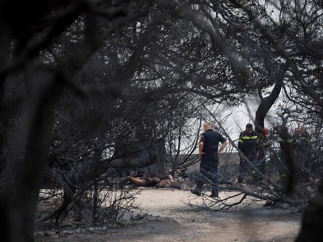 Des pompiers ont combattu un feu dans le village de Mati, en GrÃ¨ce, le 24 juillet 2018.