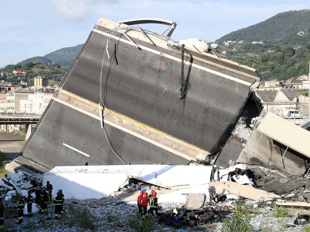 Des secouristes et des pompiers fouillent les décombres du pont Morandi. Des secouristes et des pompiers fouillent les décombres du pont Morandi.