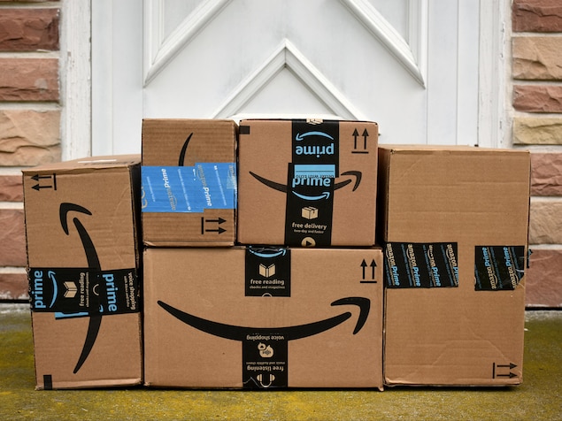 Des boîtes de carton d'Amazon devant une porte.