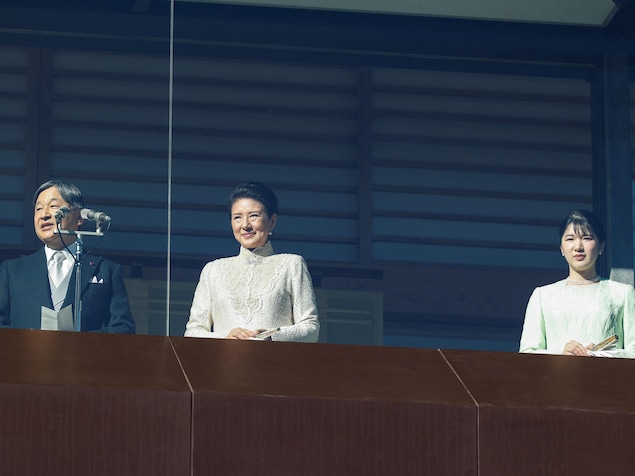 L'empereur Naruhito prononce un discours avec sa famille, le 2 janvier 2025, au palais impérial, à Tokyo.