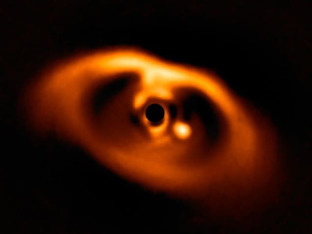 Image est la toute première d’une planète en cours de formation autour de l’étoile naine PDS 70. Image est la toute première d’une planète en cours de formation autour de l’étoile naine PDS 70.