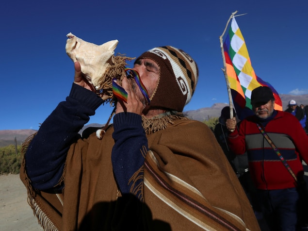 Un homme souffle dans un pututu, un instrument à vent traditionnel, lors d'une cérémonie soulignant le retour de la momie d'un enfant inca, détenue par un musée argentin depuis environ 120 ans.