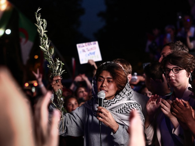  La députée européenne du parti La France Insoumise (LFI) Rima Hassan tient une branche d'olivier alors qu'elle s'adresse aux manifestants lors d'un rassemblement place de la République à Paris, le 12 juin 2025, après son expulsion suite à son arrestation par Israël avec d'autres militants à bord d'un bateau humanitaire à destination de Gaza. 