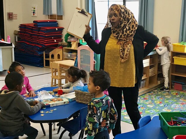 L'éducatrice en classe avec les enfants. L'éducatrice en classe avec les enfants.