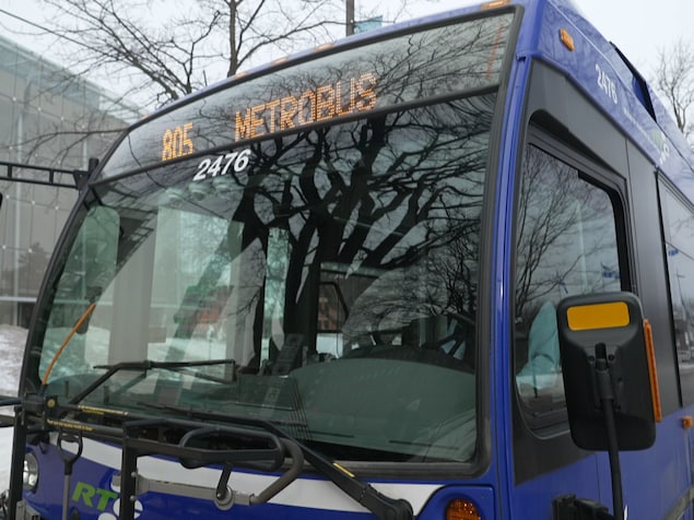 Un autobus stationn&eacute; devant le Grand Th&eacute;&acirc;tre, l'hiver.