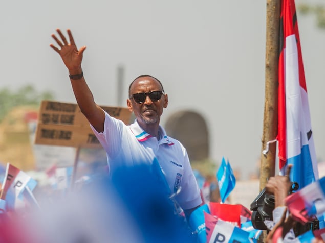 Paul Kagame, souriant, parmi la foule Paul Kagame, souriant, parmi la foule