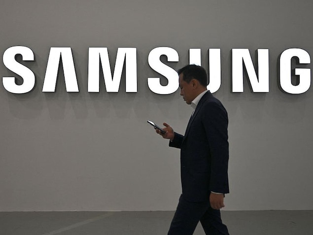 Un visiteur passe devant le logo de Samsung.