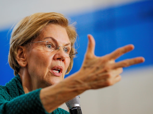 Elizabeth Warren un micro à la main.