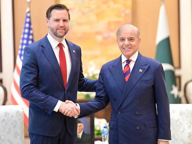 Shehbaz Sharif et J.D. Vance se serrent la main.