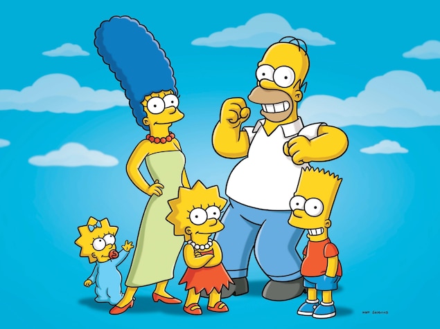 Les cinq membres de la familles se tiennent debout dans un ciel bleu.