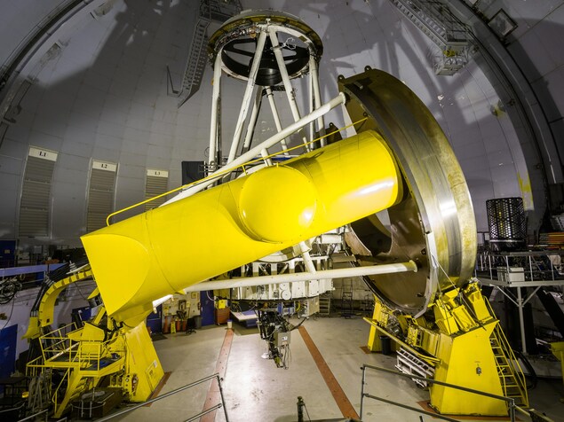 L'instrument SITELLE est installé sous le télescope Canada-France-Hawaï. L'instrument SITELLE est installé sous le télescope Canada-France-Hawaï.