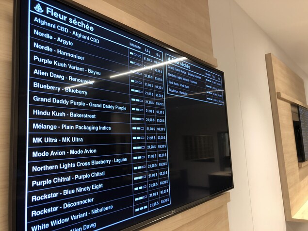 Un écran affichant des prix. Un écran affichant des prix.