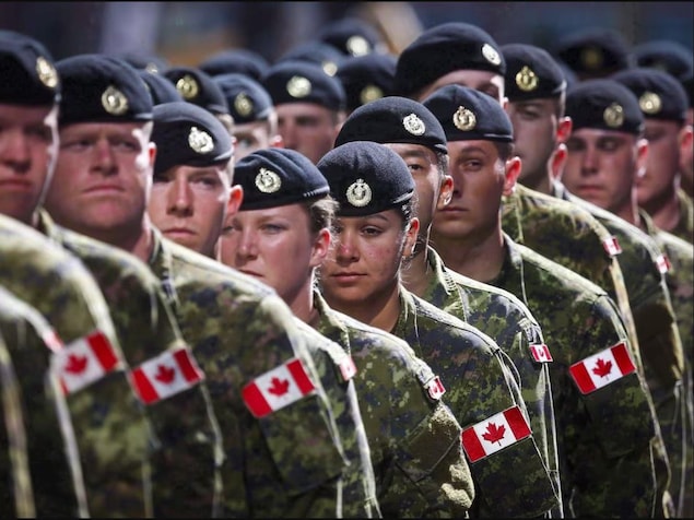 Des hommes et des femmes des Forces armées canadienne en rang lors d'une parade. 