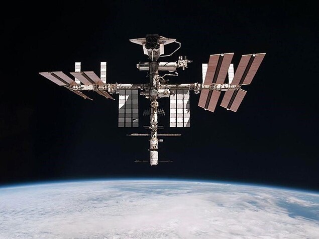 La Station spatiale internationale flotte dans l'espace près de la Terre. La Station spatiale internationale flotte dans l'espace près de la Terre.