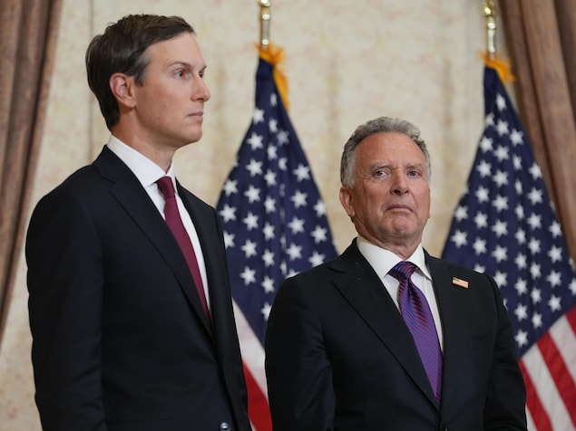 Jared Kushner, à gauche, et Steve Witkoff, envoyé spécial pour les missions de paix, écoutent le vice-président JD Vance s'exprimer lors d'une conférence de presse à l'issue d'une rencontre avec des représentants du Pakistan et de l'Iran, le dimanche 12 avril 2026, à Islamabad, au Pakistan. 