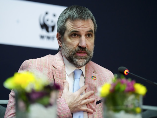  Le ministre de l'Environnement et des Changements climatiques, Steven Guilbeault, lors d'une conférence de presse à la quatrième session du Comité intergouvernemental de négociation (CIN-4) à Ottawa, le lundi 22 avril 2024. 